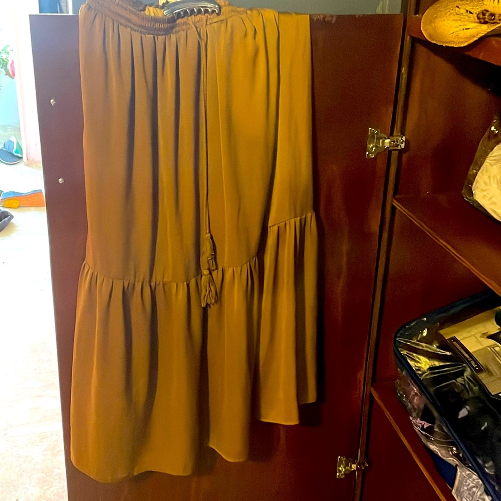 Beige skirt with small slit on the left side